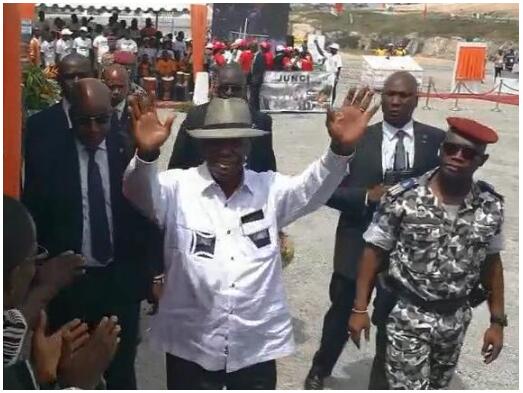 科特迪瓦總統(tǒng)現(xiàn)身剪彩現(xiàn)場(chǎng) 科特迪瓦總統(tǒng)現(xiàn)身剪彩現(xiàn)場(chǎng)