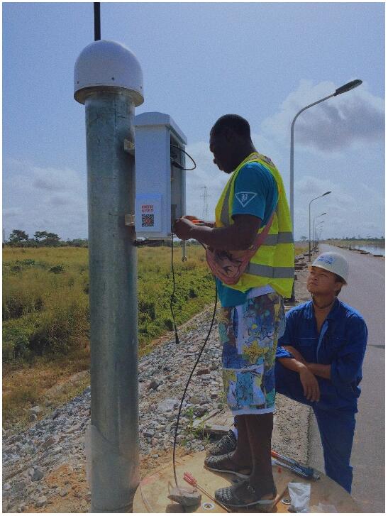 工人在觀測(cè)墩上搭建觀測(cè)站,這樣的觀測(cè)站共有11個(gè) 工人在觀測(cè)墩上搭建觀測(cè)站,這樣的觀測(cè)站共有11個(gè)