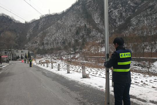 國測一大隊的技術人員正在進行二等水準測量 國測一大隊的技術人員正在進行二等水準測量