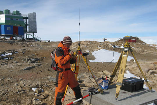 科考隊(duì)員在南極開展測量工作 科考隊(duì)員在南極開展測量工作